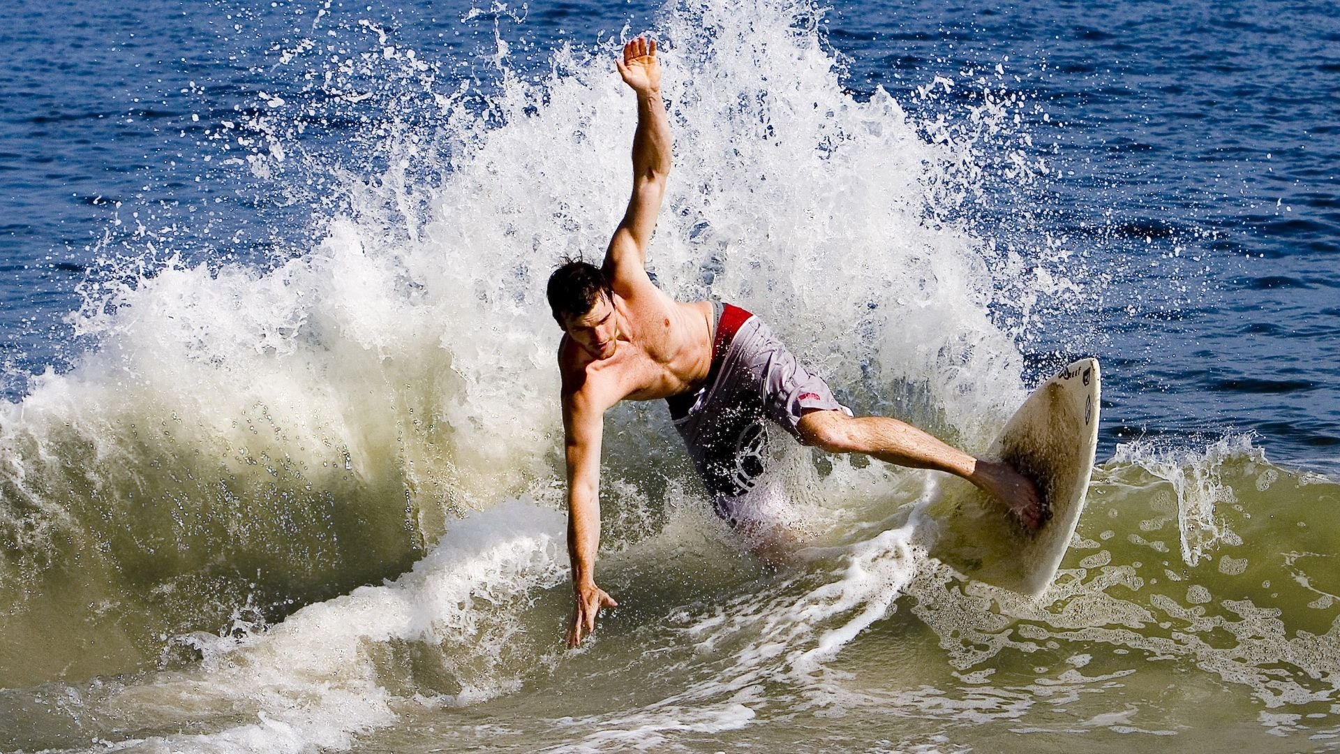 篮网主场外打造街头篮球文化墙，融合社区艺术，篮网主题球馆